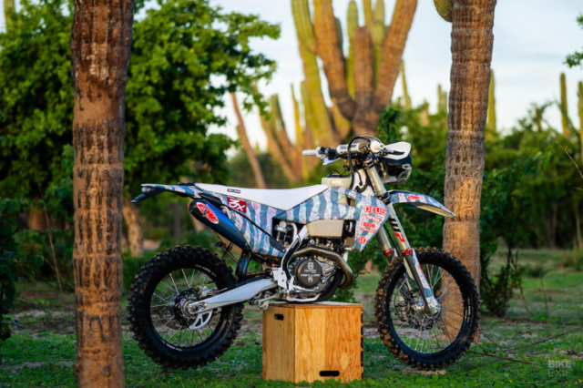 Husqvarna FE 450 độ phong cách đường đua ấn tượng của DEUS EX MACHINA 2