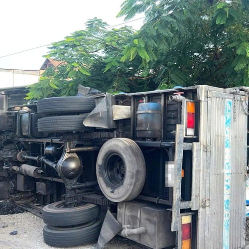 Lật xe tải chở hải sản ở Lâm Đồng, một phụ nữ tử vong thương tâm