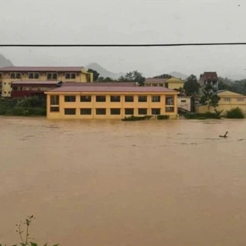 Loạt trường học Thái Nguyên ngập sâu trong lũ, hàng trăm học sinh được giải cứu an toàn