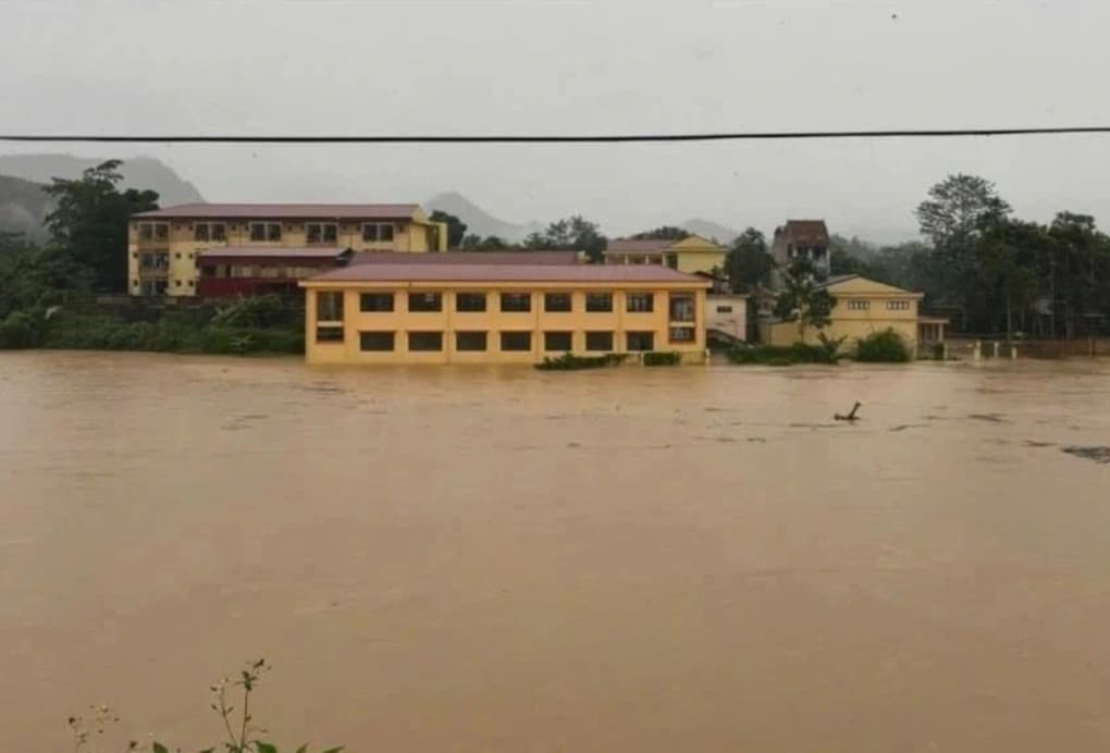 Mưa lũ lịch sử khiến hàng loạt trường học ở Thái Nguyên bị ngập sâu, hàng trăm học sinh mắc kẹt được giải cứu an toàn