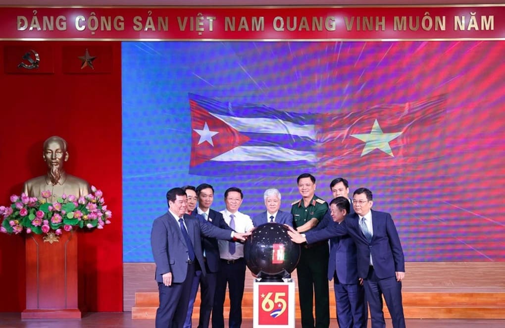 Người dân Việt Nam quyên góp hơn 121 tỷ đồng giúp nhân dân Cuba vượt qua khó khăn