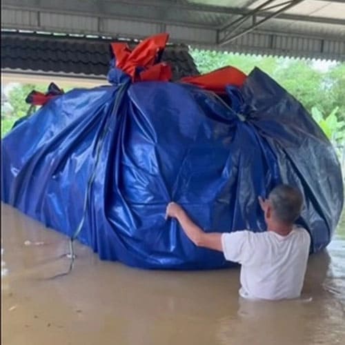 Mẹo bảo vệ xe ô tô khỏi ngập nước bằng bạt nilon đơn giản tại nhà