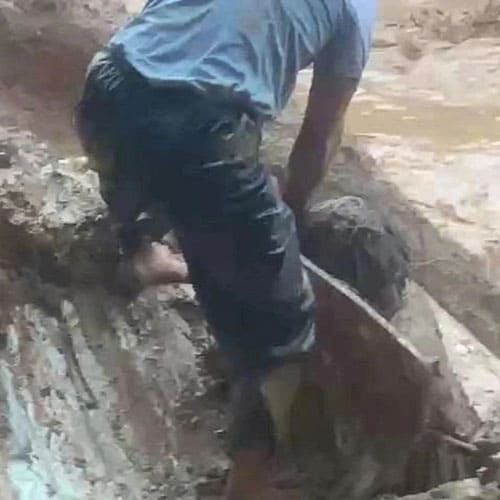 Mưa lớn gây sạt lở nghiêm trọng ở Đà Nẵng, công nhân được cứu sống ngoạn mục