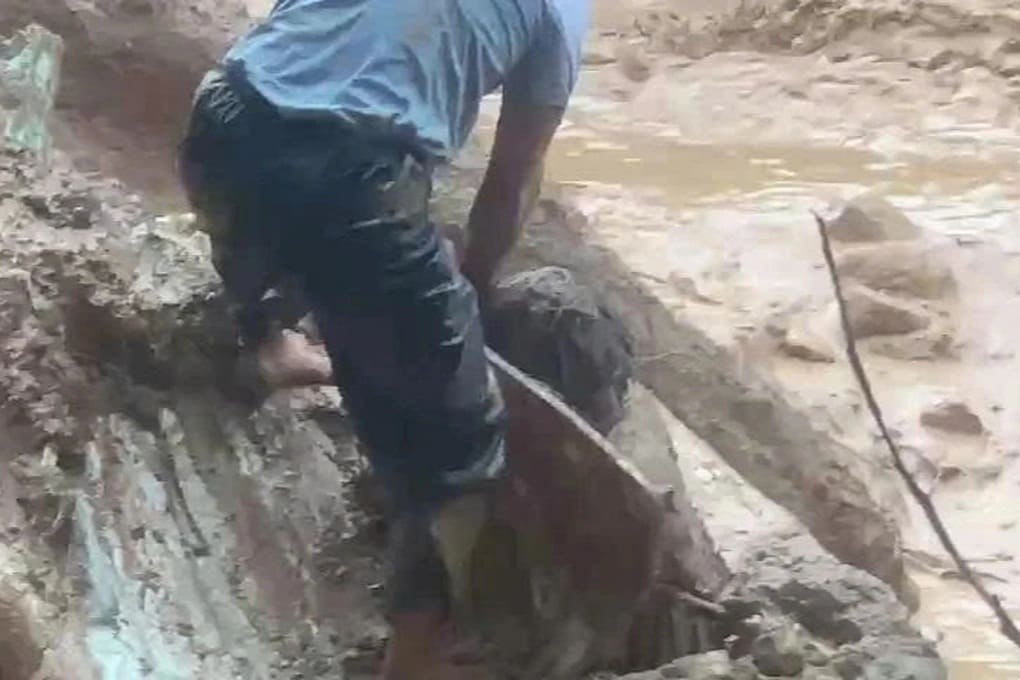 Công nhân may mắn thoát nạn sau vụ sạt lở