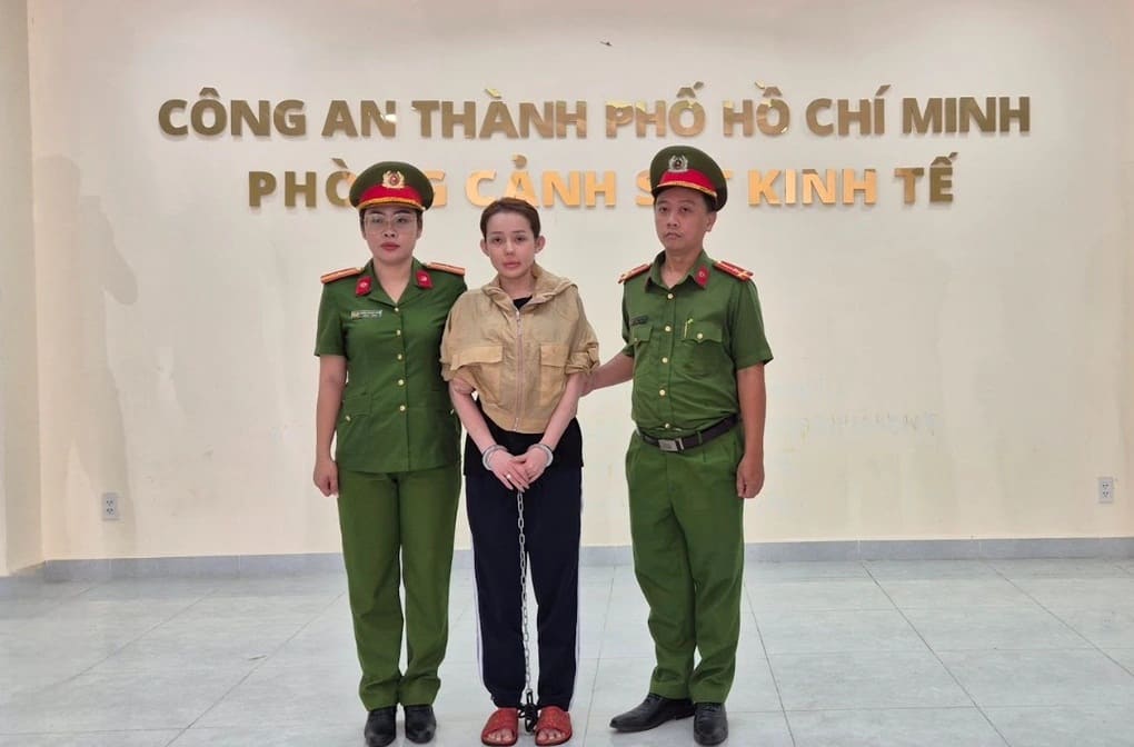 Ngân 98 bị khởi tố vì buôn bán hàng giả