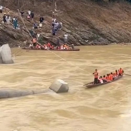 Nghệ An: Hơn 200 học sinh “thót tim” vượt sông đi học sau khi cầu bị lũ cuốn trôi