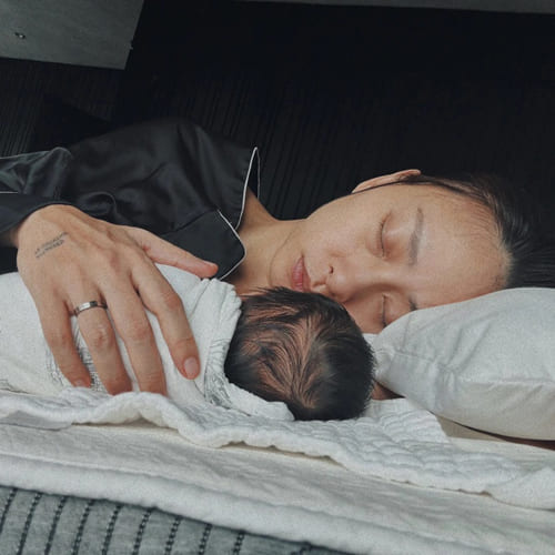 Ngô Thanh Vân bật khóc khi chăm con gái đầu lòng ở tuổi 46