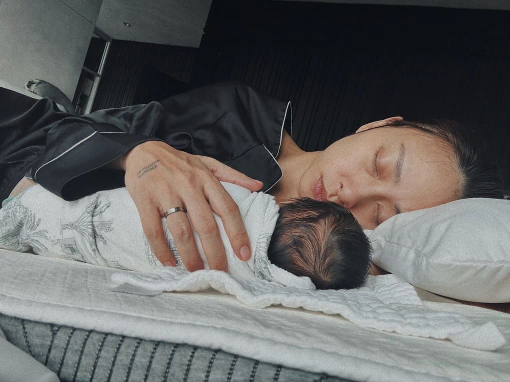 Ngô Thanh Vân bật khóc khi chăm con gái đầu lòng ở tuổi 46