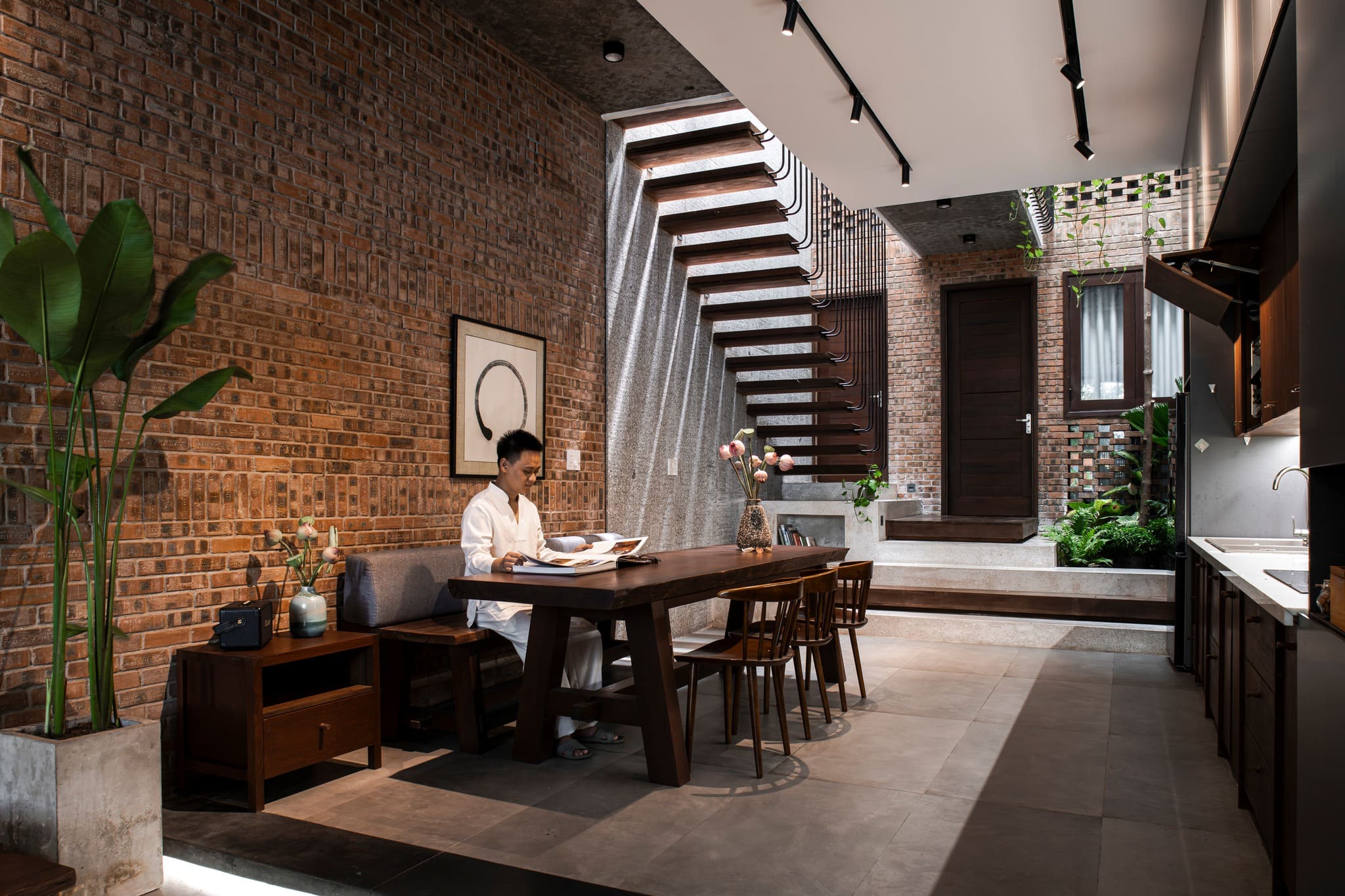 ngôi nhà sử dụng gạch cũ và gỗ mộc độc đáo