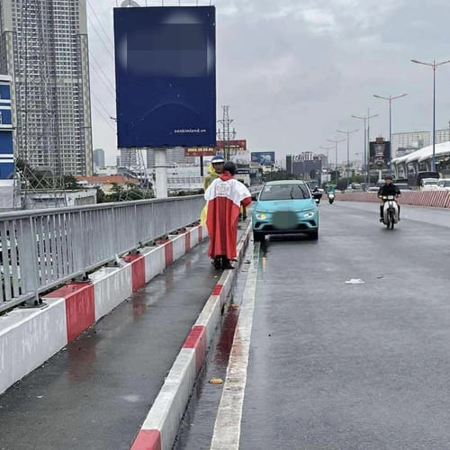 Người đàn ông bỏ lại taxi rồi nhảy cầu Sài Gòn giữa trời mưa