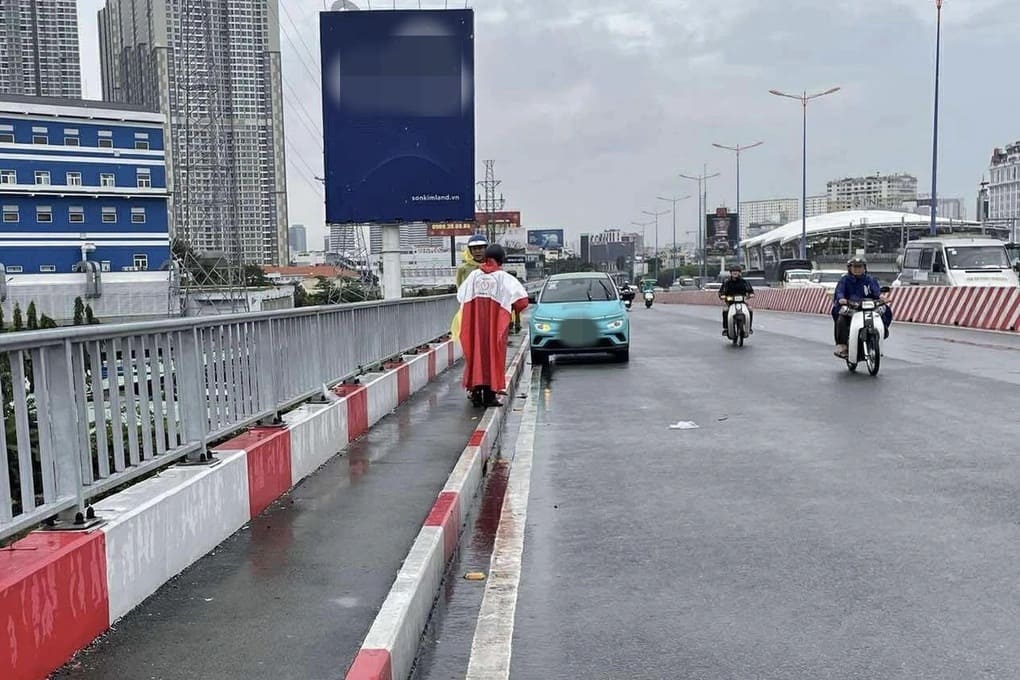 Người đàn ông bỏ lại taxi rồi nhảy cầu Sài Gòn giữa trời mưa