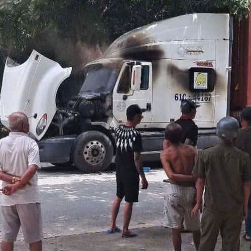 Người đàn ông đâm đôi nam nữ trọng thương rồi tự thiêu trên xe container ở TPHCM