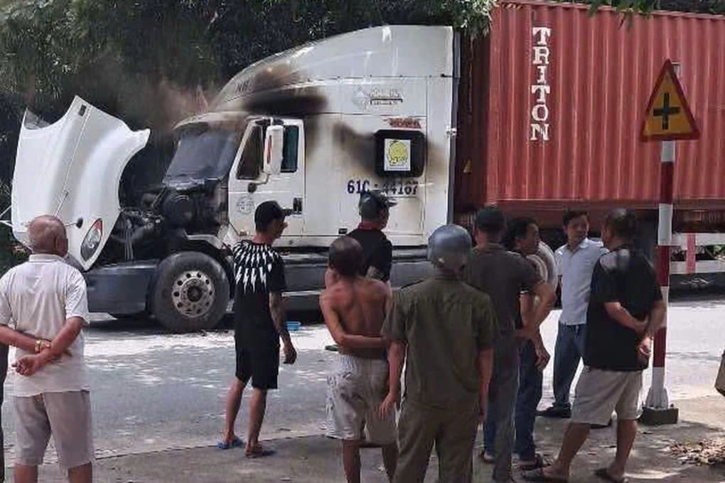 Người đàn ông đâm đôi nam nữ trọng thương rồi tự thiêu trên xe container ở TPHCM