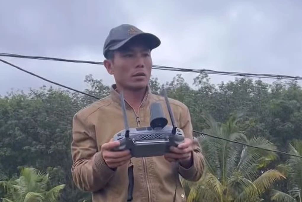 Người đàn ông dùng drone 300 triệu cứu nạn nhân giữa lũ Đắk Lắk