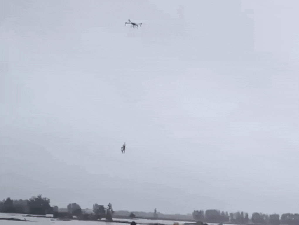 Hành trình giải cứu xuyên đêm bằng drone giữa dòng lũ dữ