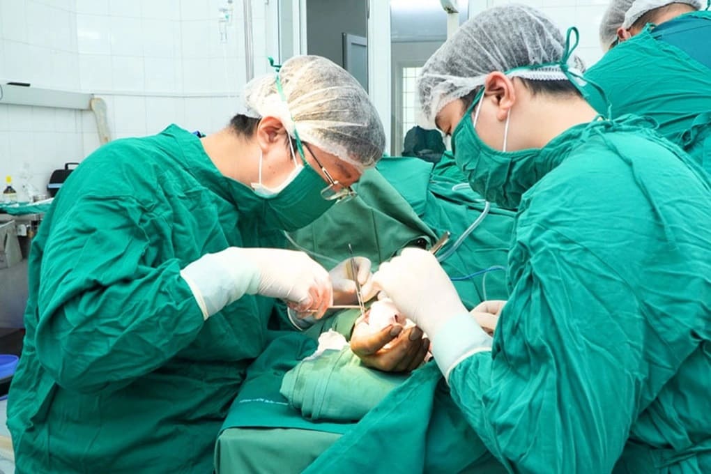 Bệnh viện Việt Tiệp cứu ngón tay đứt rời của chiến sĩ công an Hải Phòng