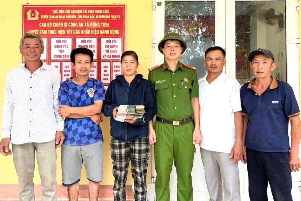 phát hiện nhiều túi bóng chứa hơn 100 triệu đồng trong bão bualoi, người dân hà tĩnh nhặt được 110 triệu đồng trả lại cho tiểu thương