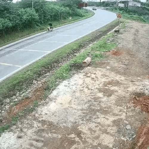 Phóng nhanh lúc vào cua, chiếc VinFast VF3 lộn nhào khi gặp xe ben