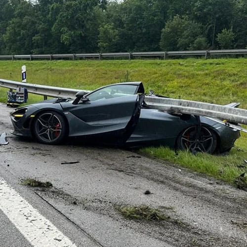 Siêu Xe McLaren 720S Bị Xé Đôi Sau Tai Nạn Kinh Hoàng, Tài Xế 61 Tuổi Thoát Chết Thần Kỳ