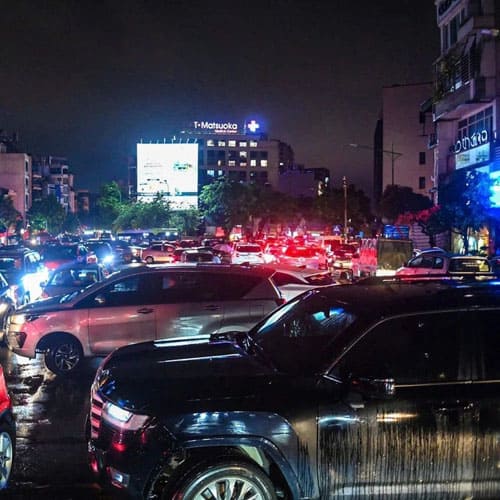 Tài xế trải qua đêm kinh hoàng vì tắc đường kéo dài 8 tiếng ở Hà Nội