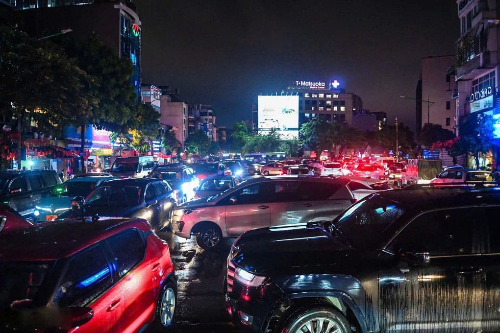 Người lái xe mắc kẹt trong ùn tắc
