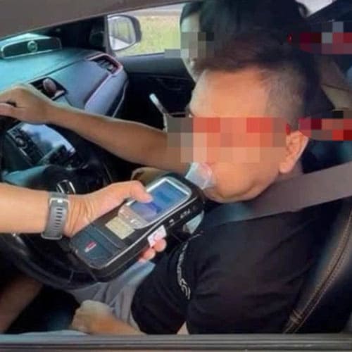 Tài xế vi phạm nồng độ cồn kịch khung chở cả gia đình