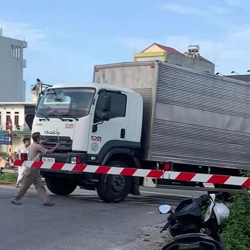 Tài Xế Xe Tải Cố Vượt Rào Chắn Đường Sắt Ở Ninh Bình Bị Người Dân Buộc Phải Lùi Xe