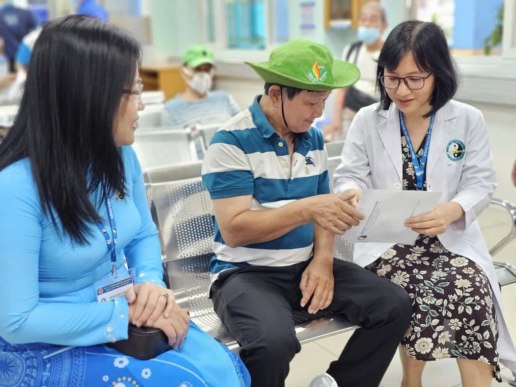 Người cao tuổi TP.HCM dễ dàng khám bệnh bảo hiểm y tế tại bệnh viện chuyên sâu,không cần xin giấy chuyển tuyến