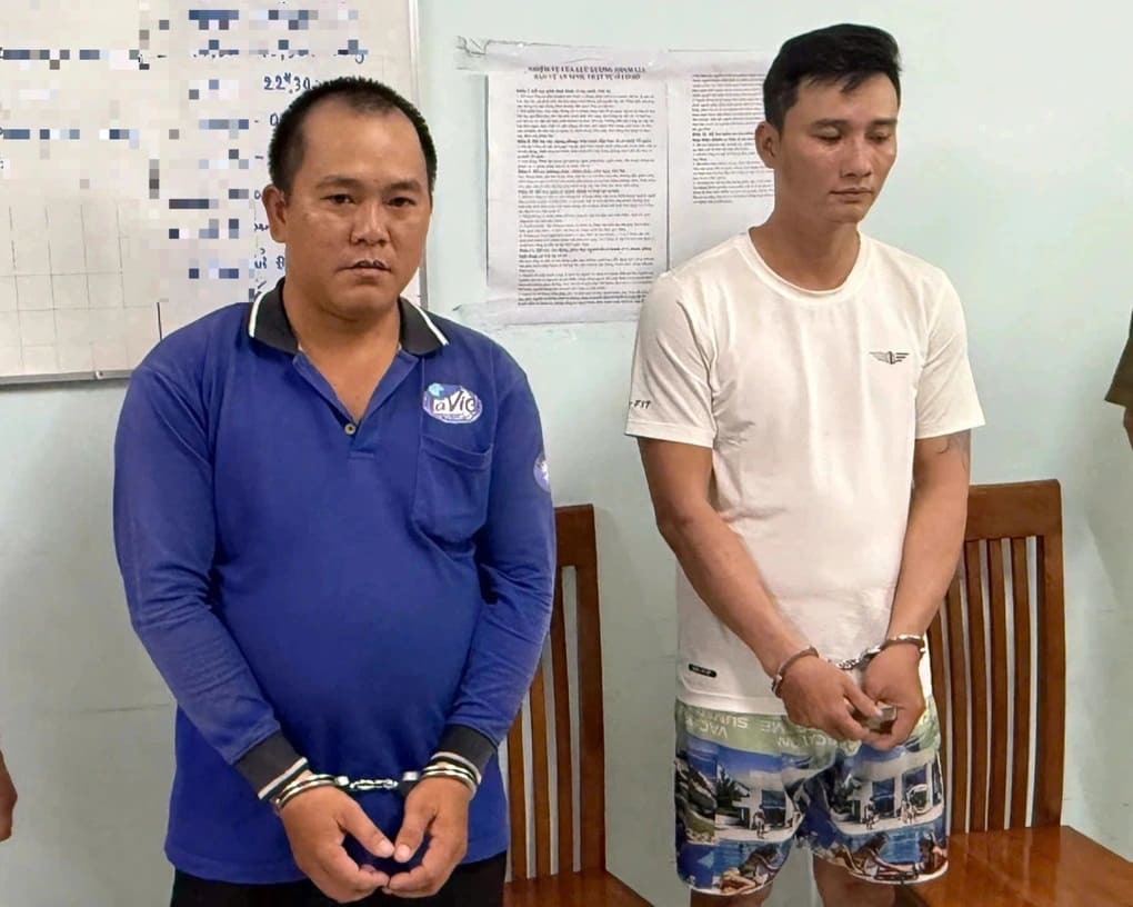 TPHCM bắt hai đối tượng dùng nước máy bơm vào bình 20 lít giả nhãn hiệu nổi tiếng,bán cho tiệm tạp hóa giá rẻ