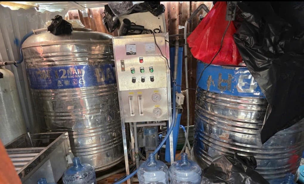 Bắt nhóm làm giả nước tinh khiết bằng nước máy tại TPHCM,bán bình 20 lít cho tiệm tạp hóa gây nguy hiểm sức khỏe