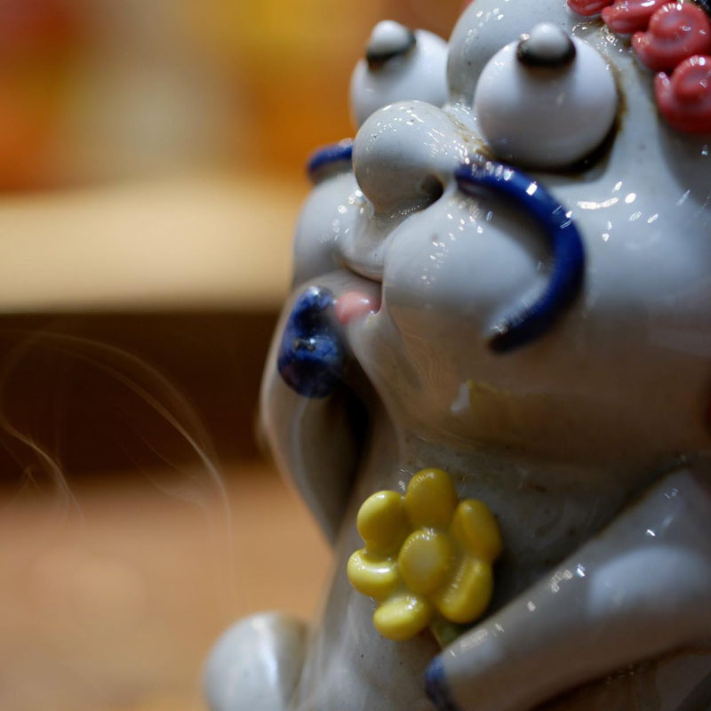 Tượng gốm bé lân e lệ cầm hoa6