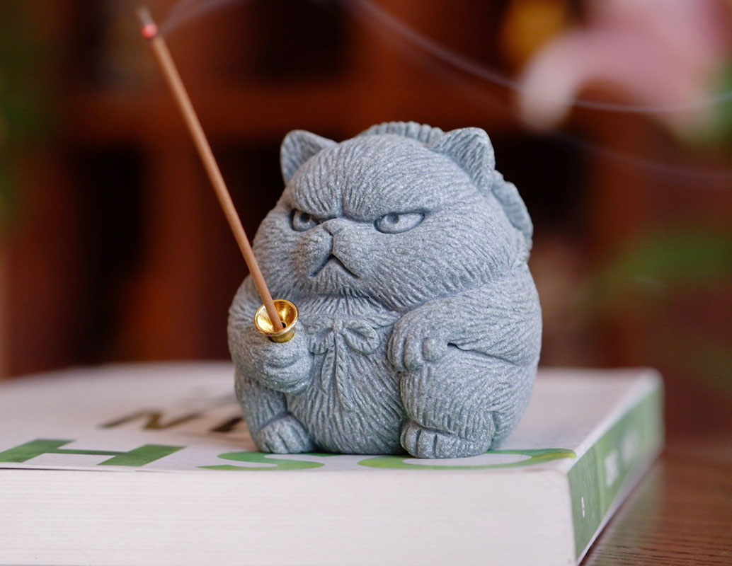 Tượng mèo đá sa thạch mặt quạo cầm nhang 2