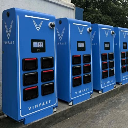 VinFast bắt đầu lắp trạm đổi pin xe máy điện, thao tác nhanh ngang đổ xăng