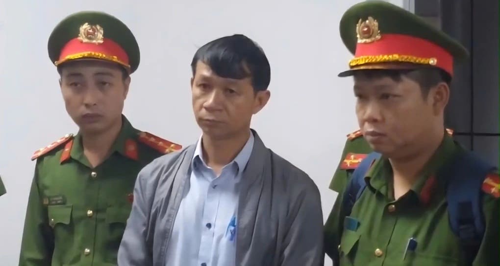 khởi tố bác sĩ bệnh viện đa khoa vùng tây nguyên kê khống 255 ca tán sỏi,công an đắk lắk bắt giam 2 bác sĩ vụ máy tán sỏi hỏng gây thiệt hại quỹ bảo hiểm