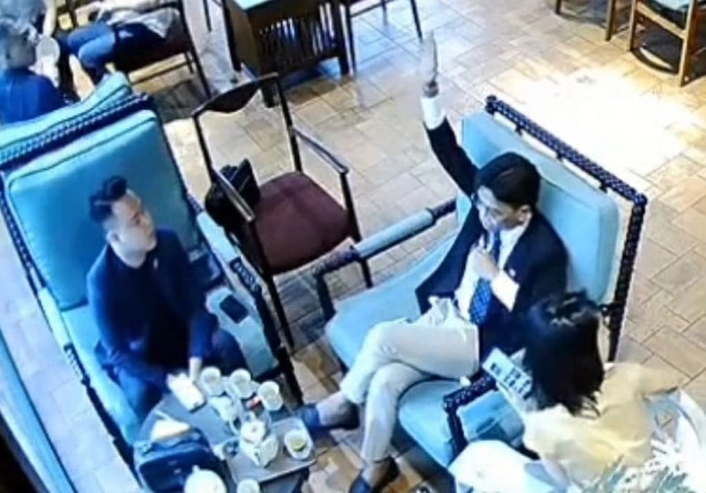 Xác minh clip tổng tài ra hiệu lệnh đánh nhân viên quán cà phê ở hà nội