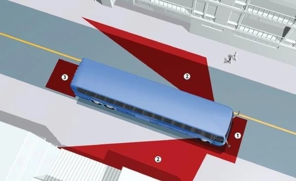Xe container lùi ẩu suýt gây họa hai cô gái hoảng loạn bỏ xe máy chạy thoát thân