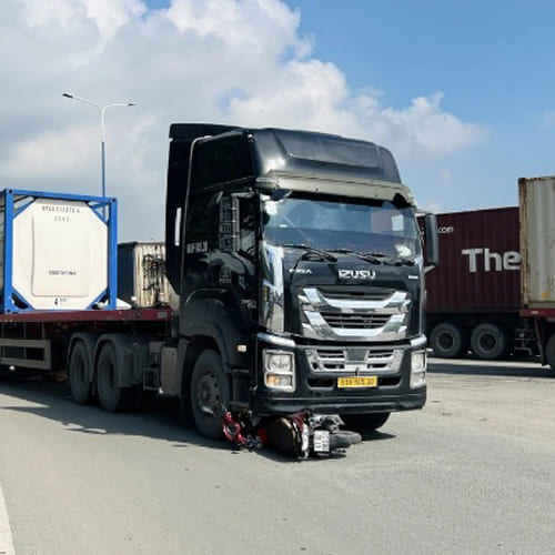 Xe đầu kéo cán 3 người tử vong ở TPHCM, hiện trường ám ảnh