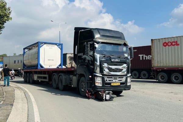 Xe đầu kéo cán 3 người tử vong ở TPHCM, hiện trường ám ảnh