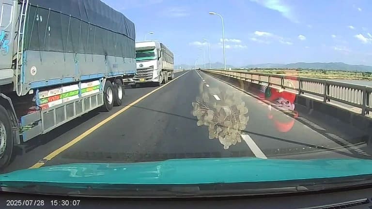 Xe Khách Vượt Ẩu Trên Cầu Ở Phú Yên, Suýt Gây Va Chạm Đối Đầu Với Xe Đi Đúng Làn