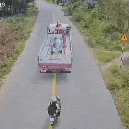 Xe máy lấn làn ở khúc cua, đâm trực diện ô tô tải vì vượt ẩu