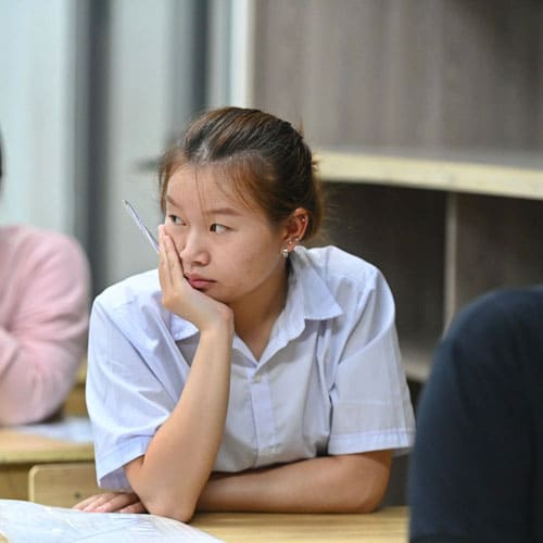 Kỳ thi tốt nghiệp THPT 2025: Đề thi khó “vượt chuẩn”, ai đang chịu thiệt thòi?